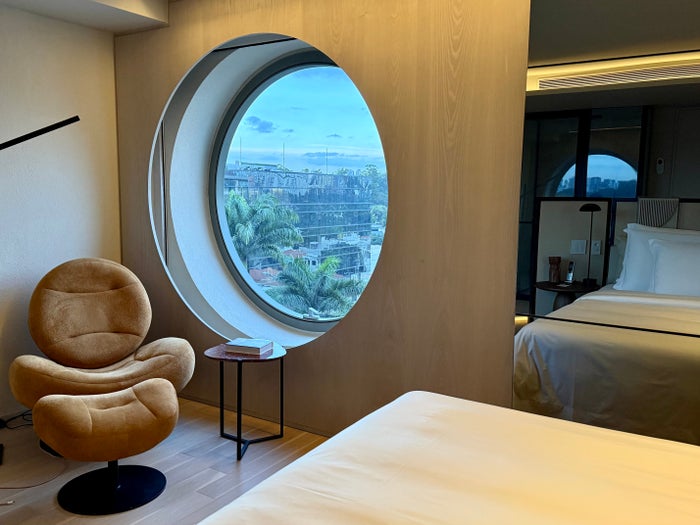 Hotel Unique Sao Paulo bed and view