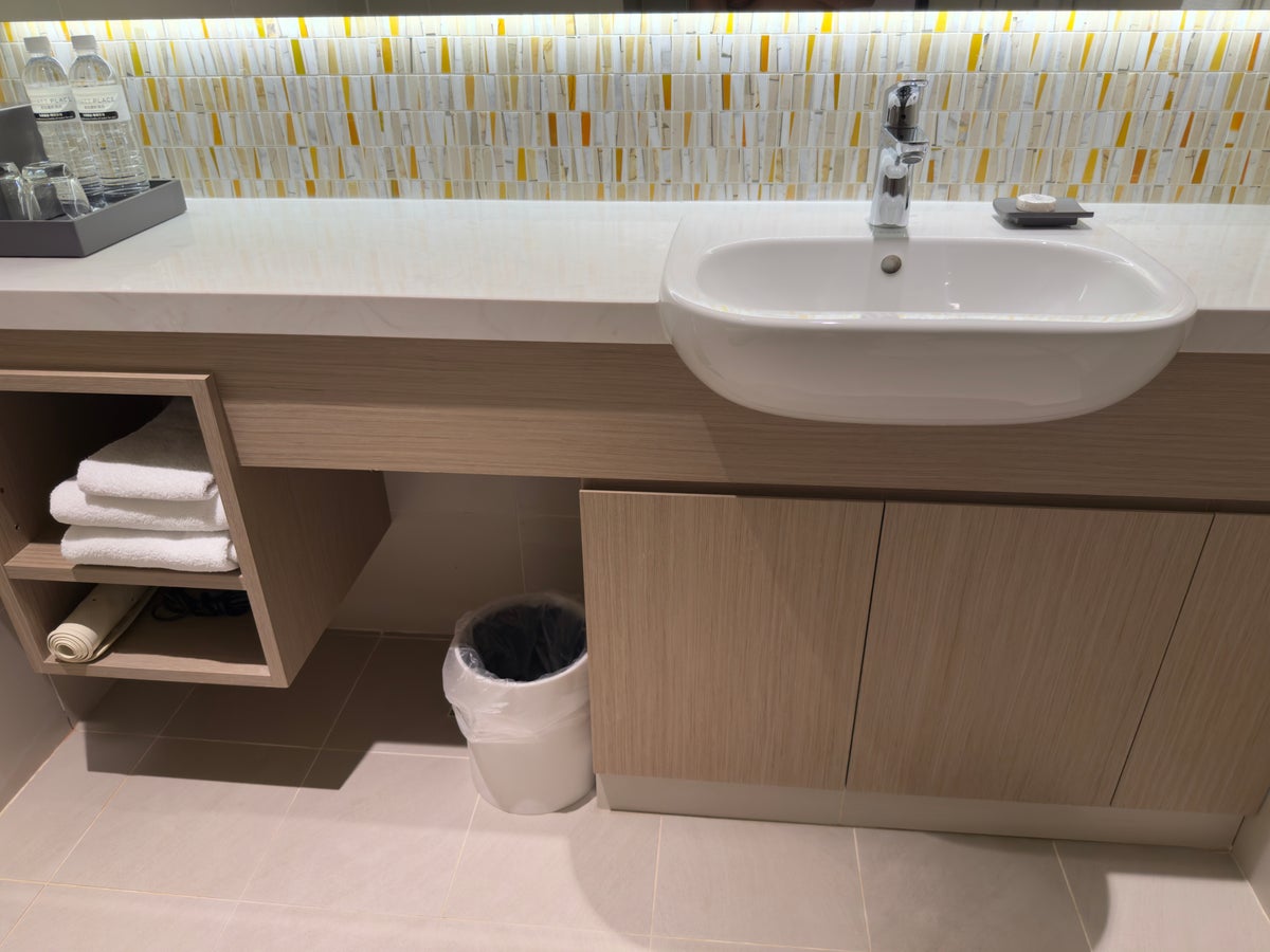 Hyatt Place New Taipei City Xinzhuang bathroom