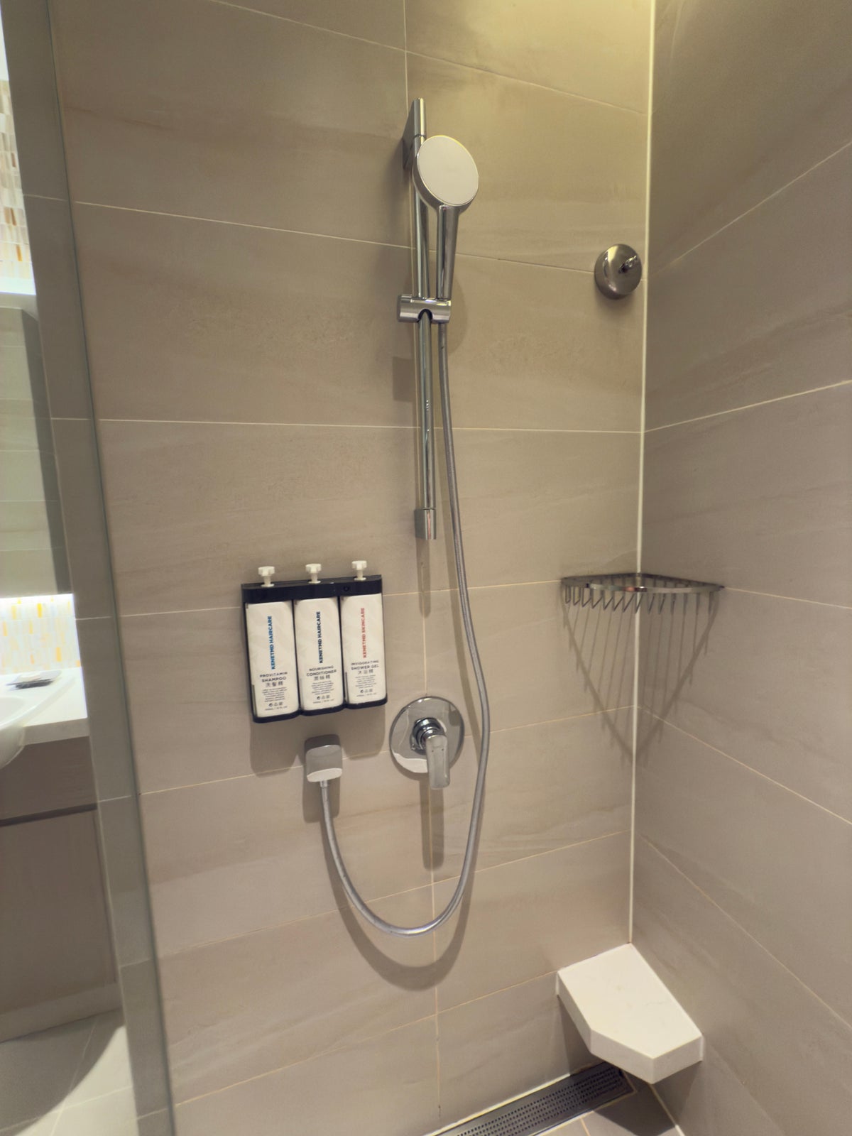 Hyatt Place New Taipei City Xinzhuang shower room