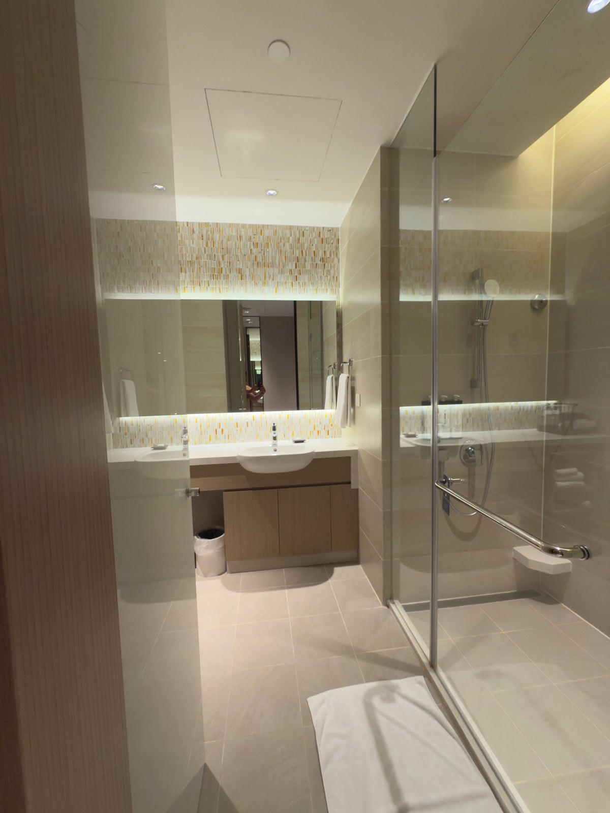 Hyatt Place New Taipei City Xinzhuang shower