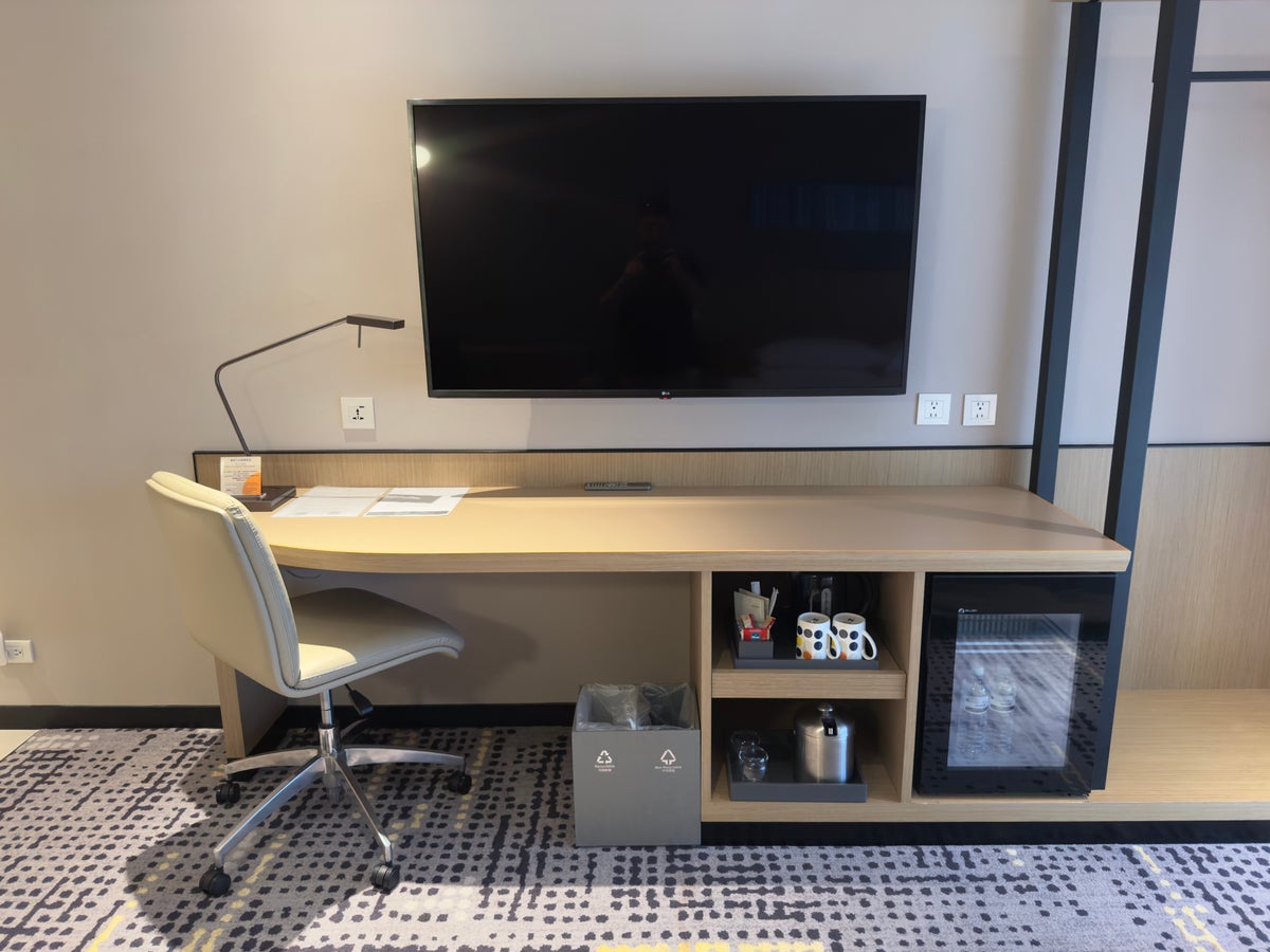 Hyatt Place New Taipei City Xinzhuang workstation and TV