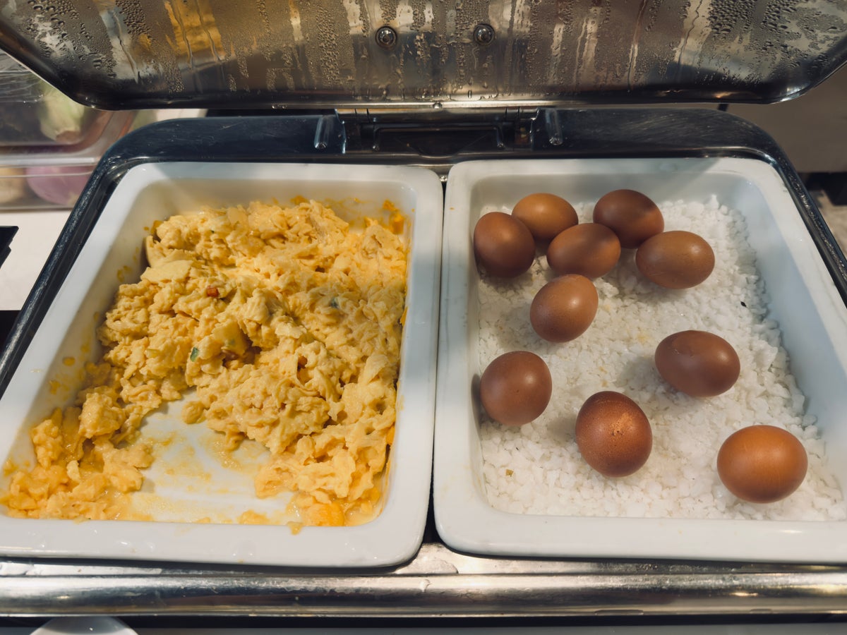 Metropolis Suites Bangkok breakfast eggs