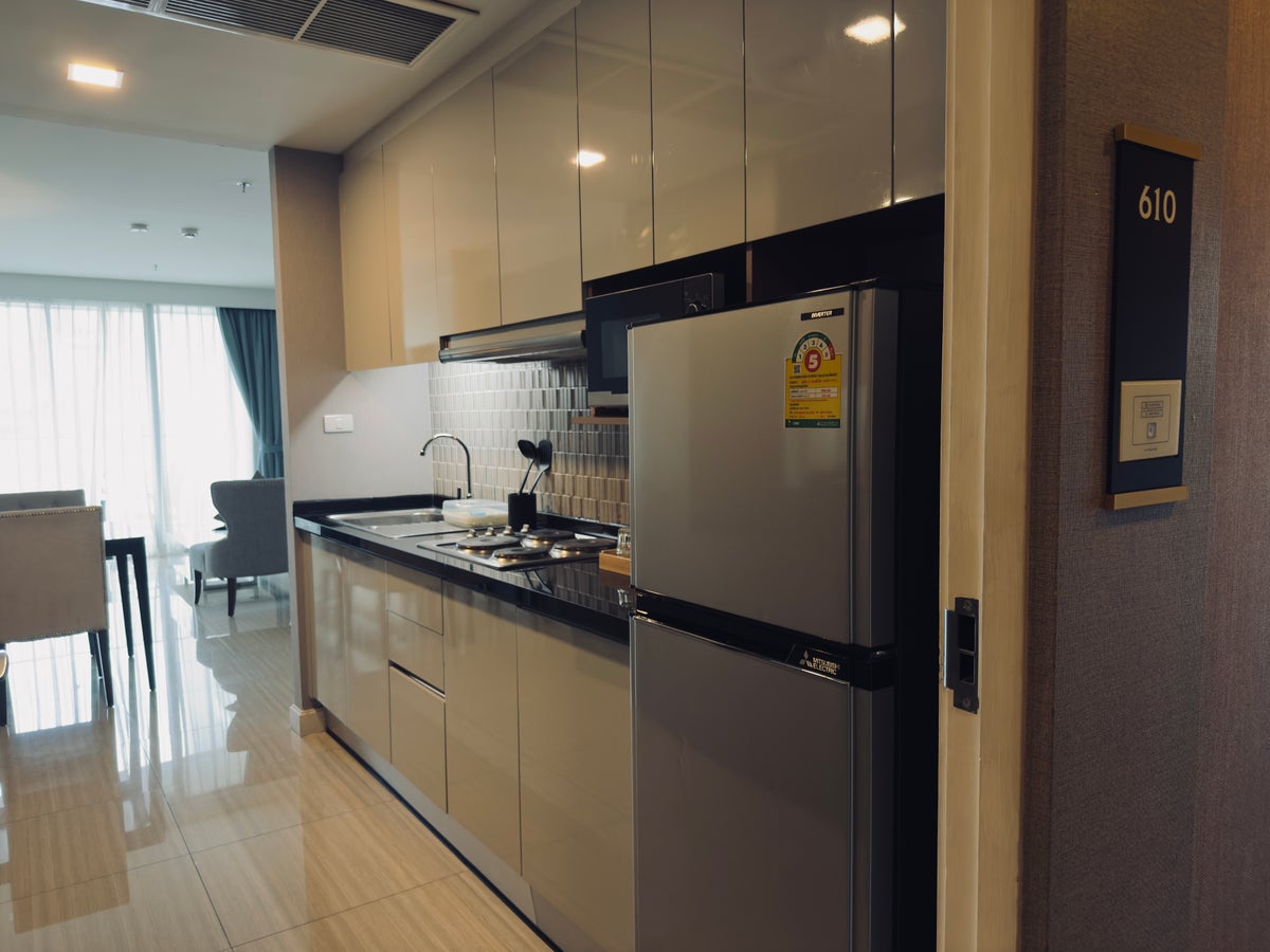 Metropolis Suites Bangkok room foyer kitchenette