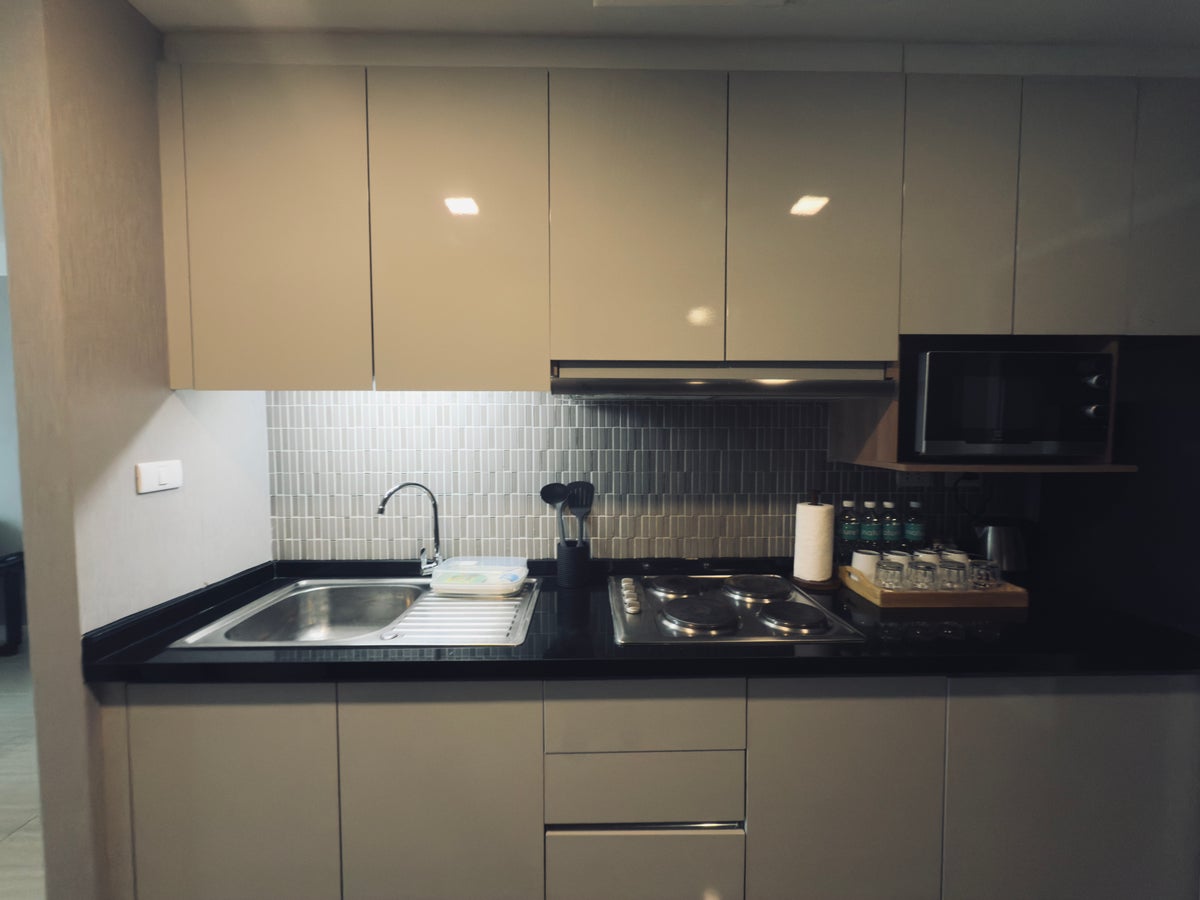 Metropolis Suites Bangkok room kitchenette