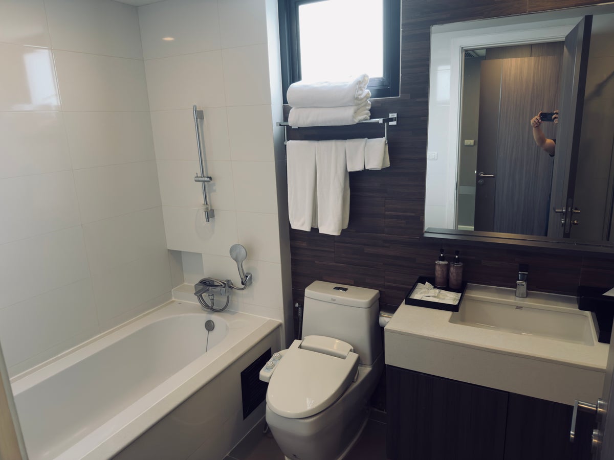 Metropolis Suites Bangkok room second bathroom