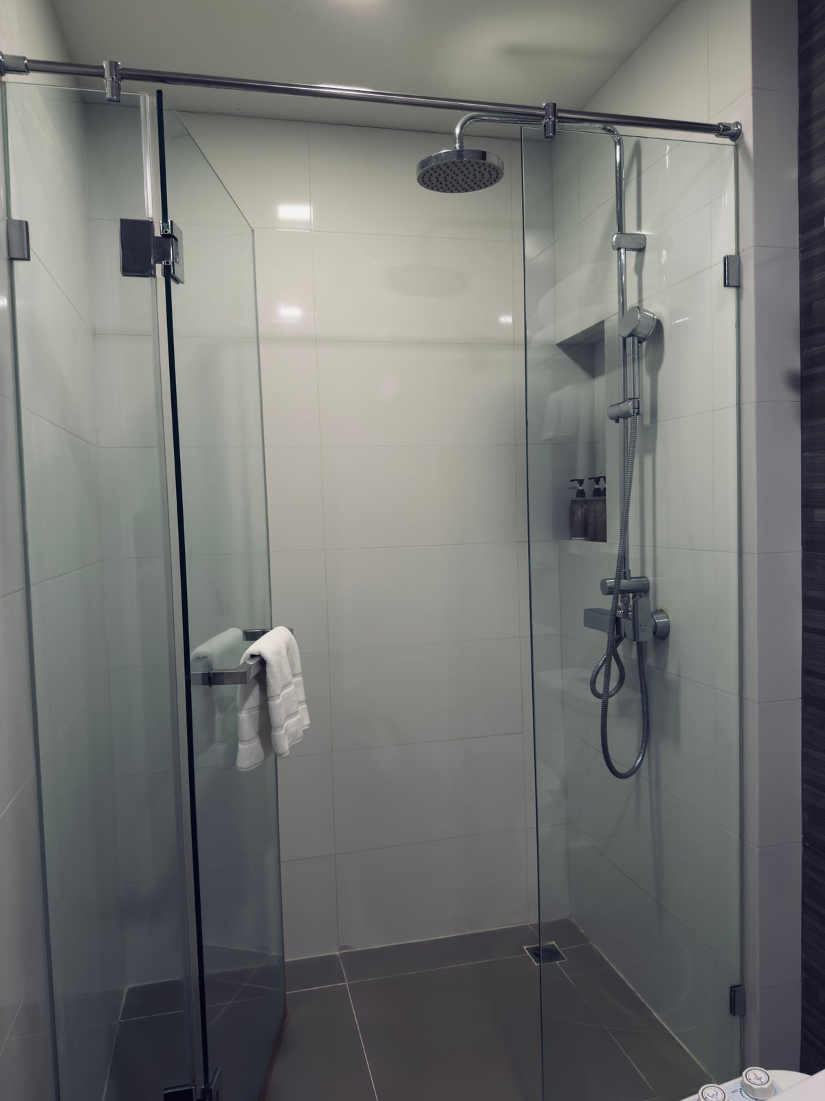 Metropolis Suites Bangkok room walk in shower
