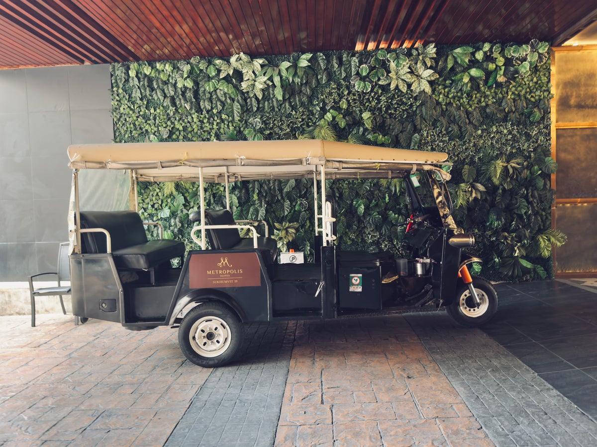 Metropolis Suites Bangkok tuk tuk