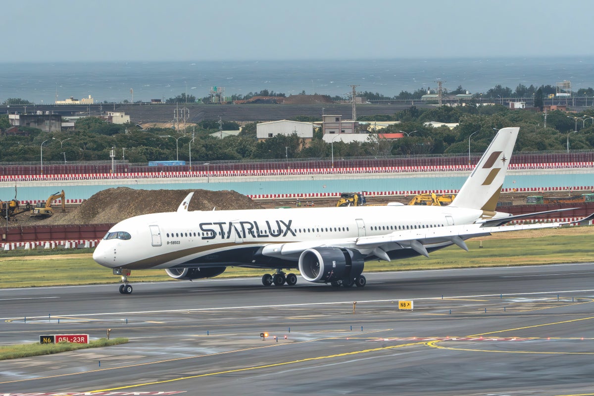 Starlux runway TPE A359