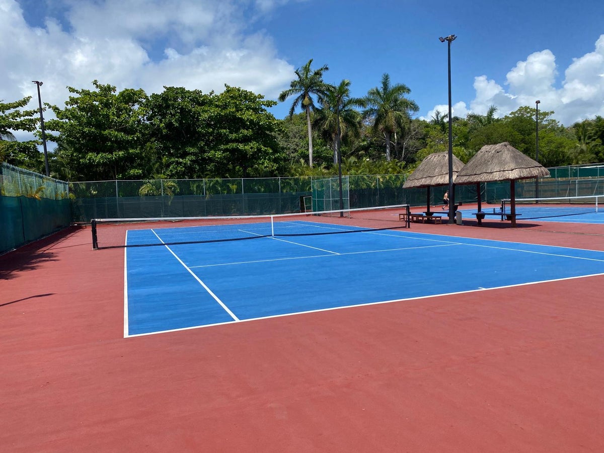 Tennis courts Iberostar Waves Quetzal