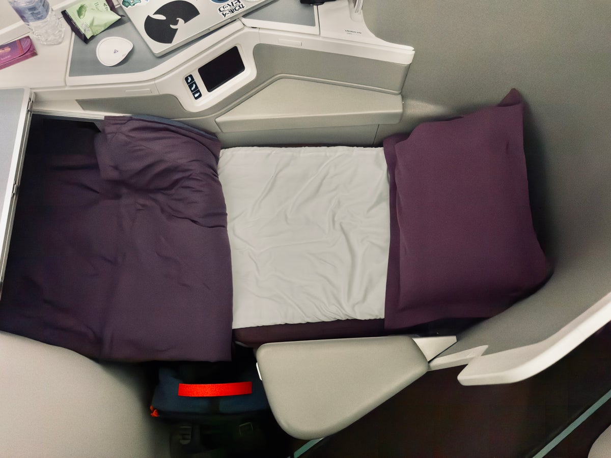 Thai Airways Royal Silk a350 900 business class bed