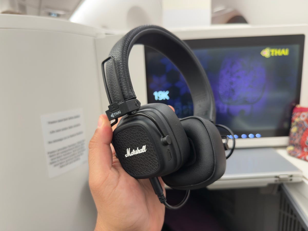 Thai Airways Royal Silk a350 900 business class headset