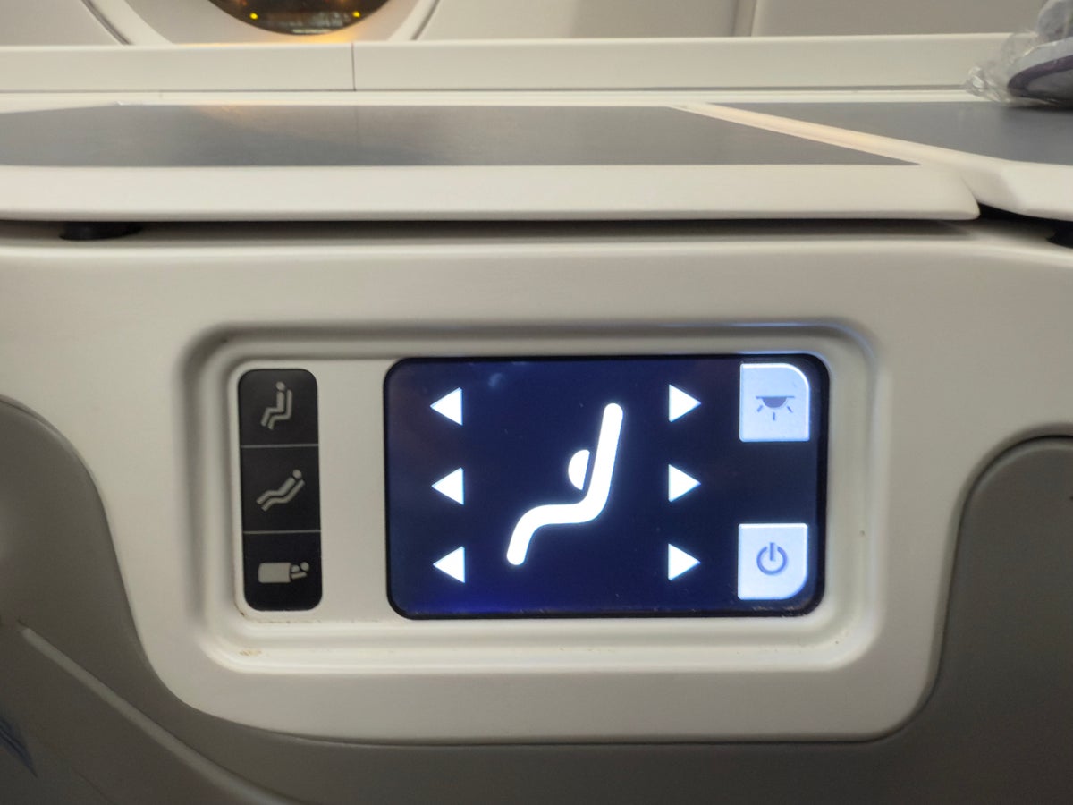 Thai Airways Royal Silk a350 900 business class seat control