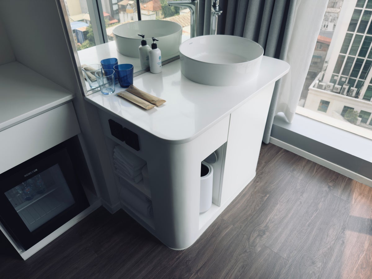 Tru by Hilton Hanoi Station bathroom vanity