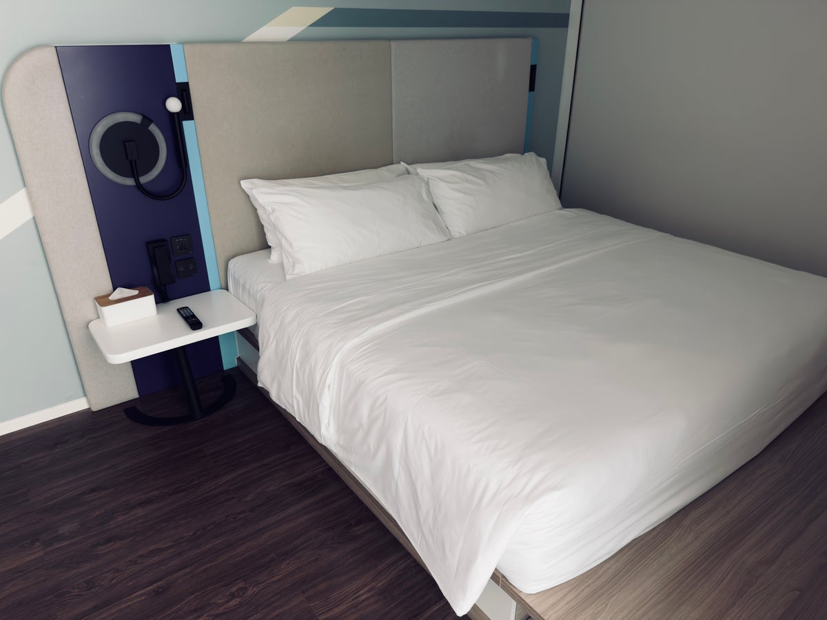 Tru by Hilton Hanoi Station bed high