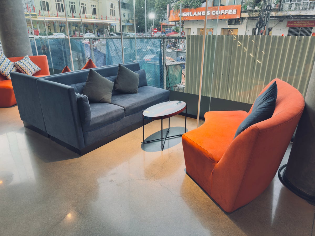 Tru by Hilton Hanoi Station couch seating