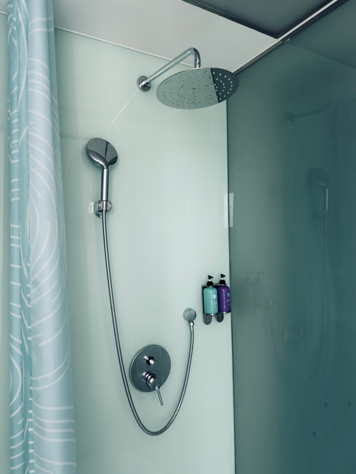 Tru by Hilton Hanoi Station shower
