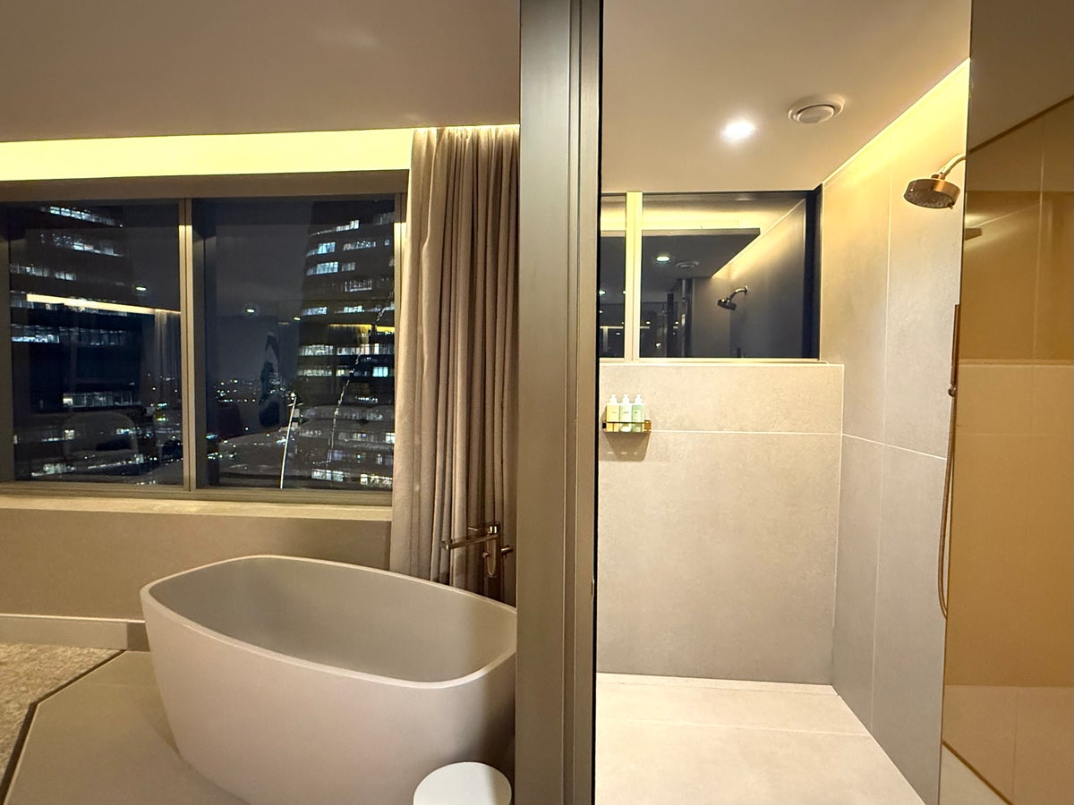 W Sao Paulo bathtub and shower