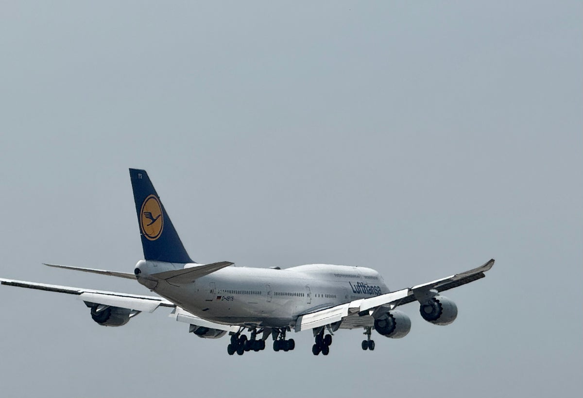 Lufthansa 747 landing at Los Angeles LAX