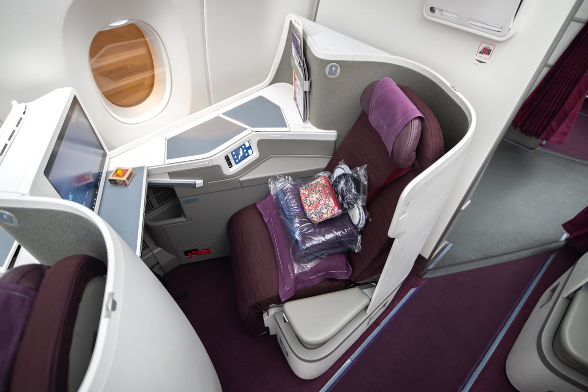 Thai Airways Airbus A350 and A350-900 Royal Silk Business Class Review [SIN to BKK to IST]