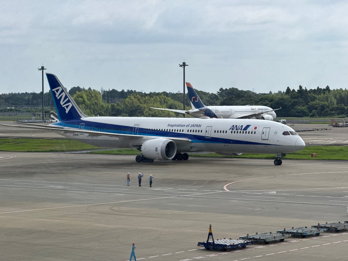 ANA business class lounge planespotting NRT