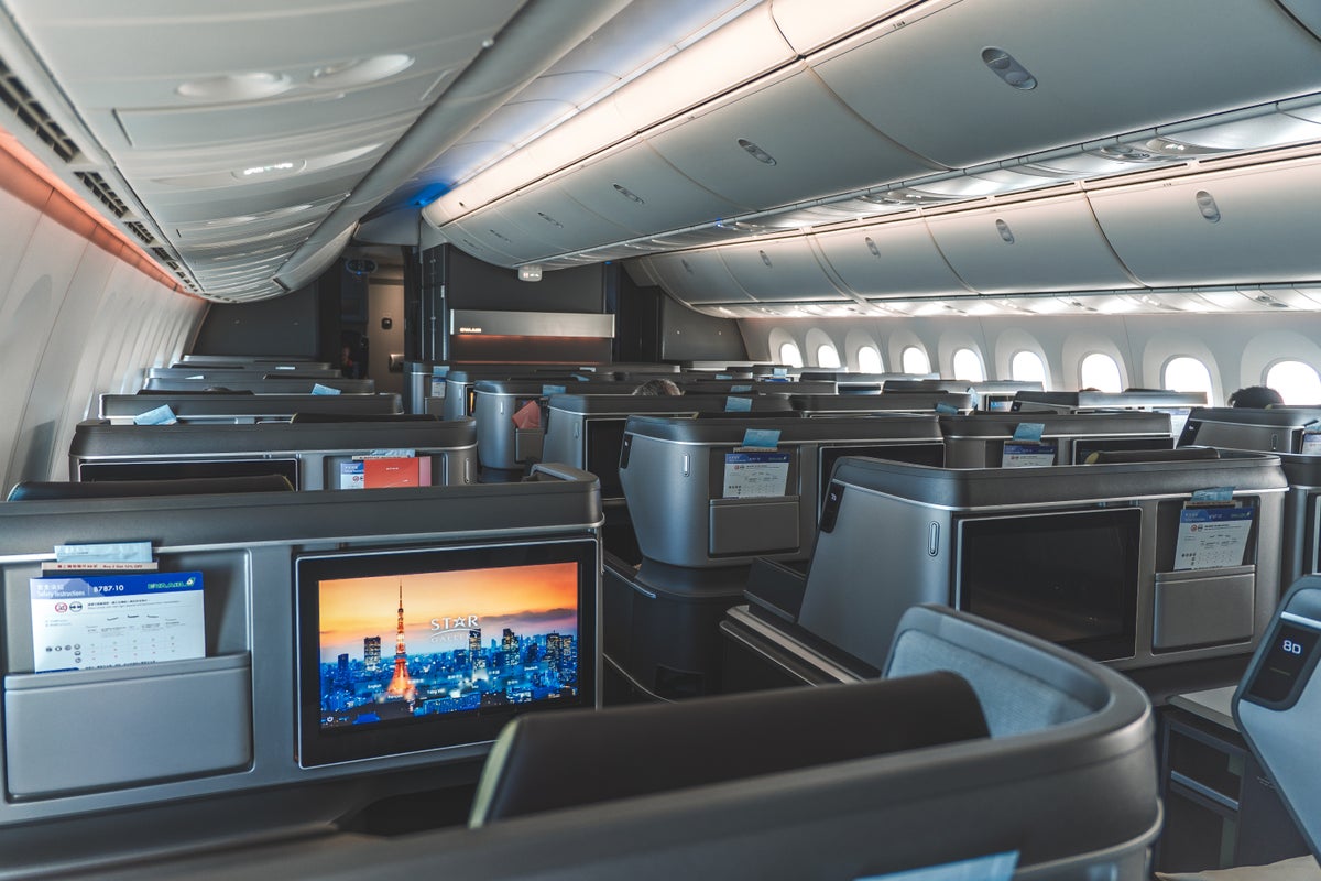 Pros and Cons of EVA Air Royal Laurel Business Class on the 787-10 Dreamliner [NRT to TPE Review]
