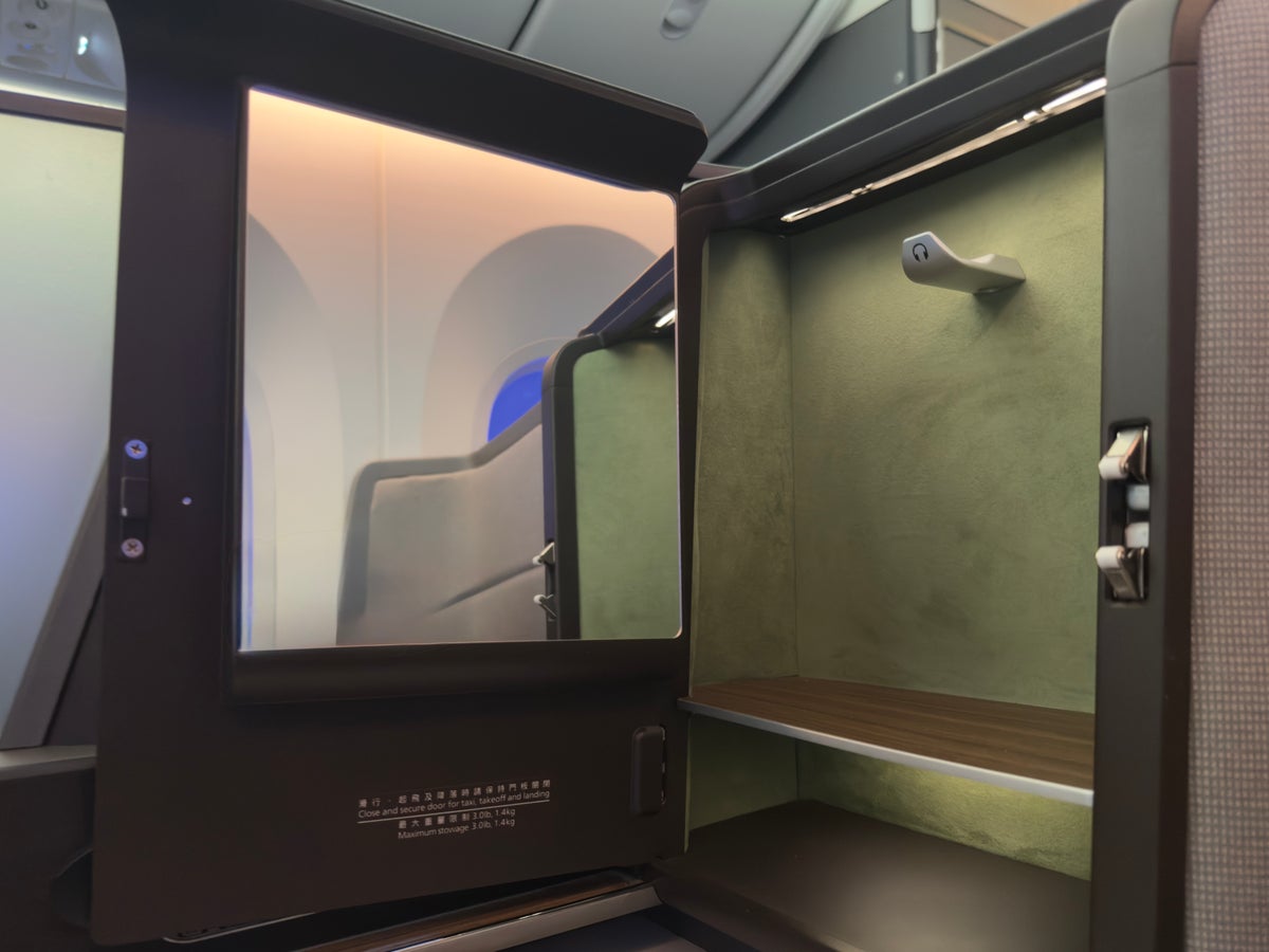 EVA Air Royal Laurel seat storage