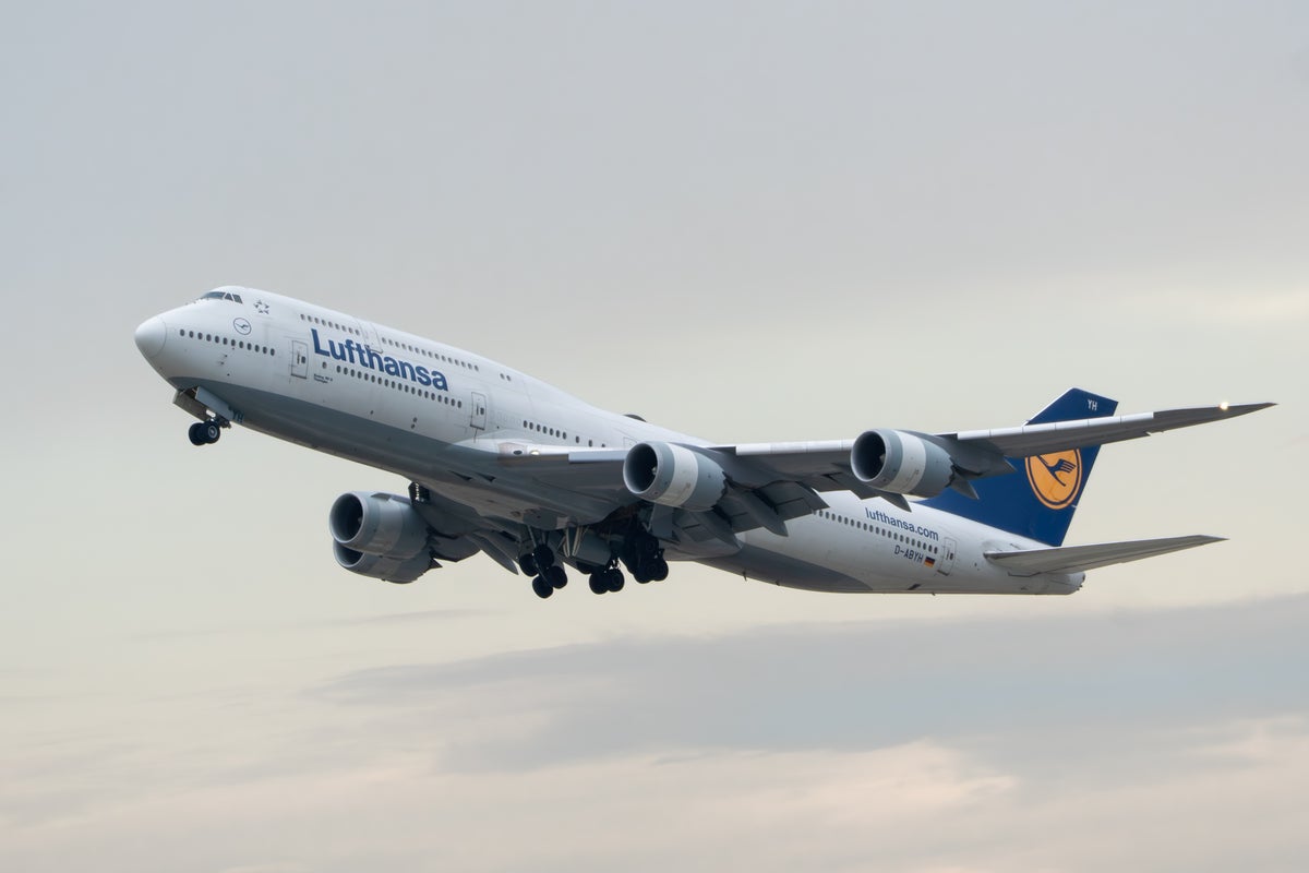 Lufthansa 747 8 take off