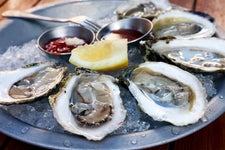Nanutcket Brotherhood of Thieves Pocomo raw oysters side dining