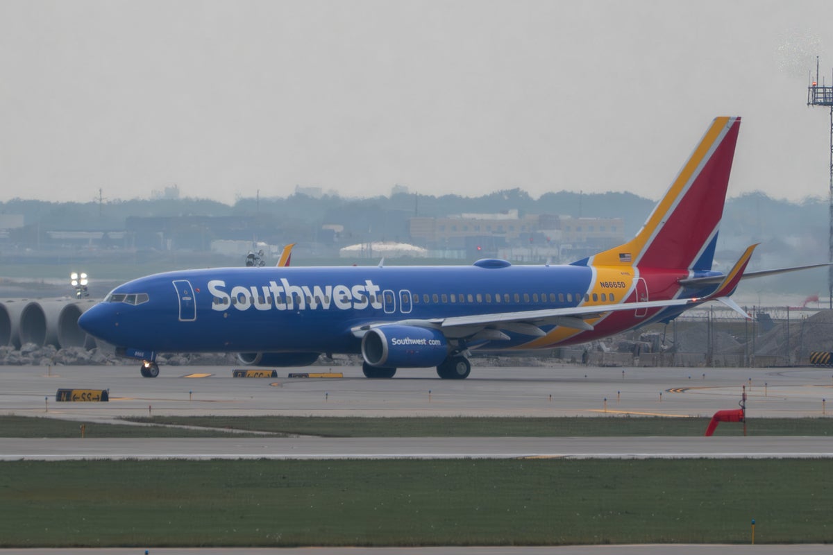 Southwest 737 800 ORD taxi to runway