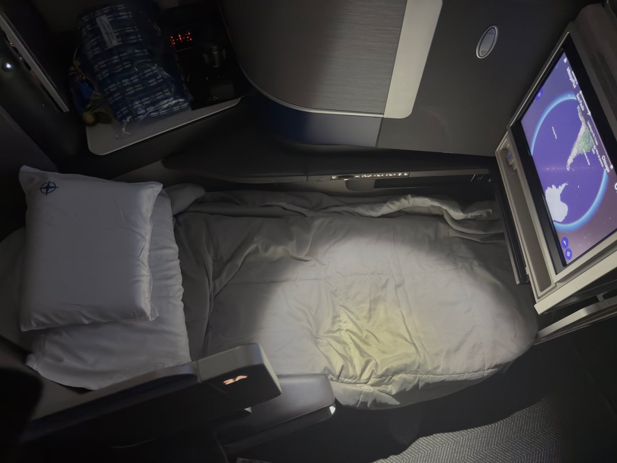 United Polaris business class bed