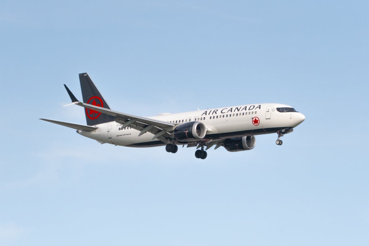 Air Canada 737 8 landing YYZ