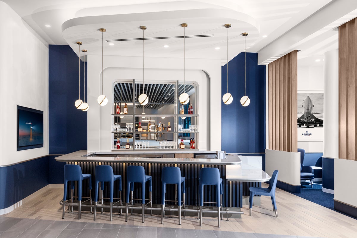Air France Chicago ORD business class lounge bar