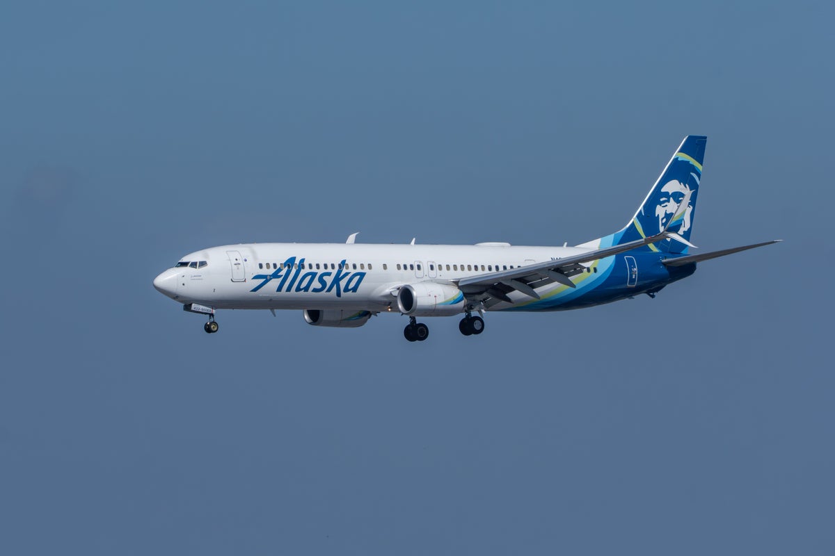Alaska Airways 737 sky