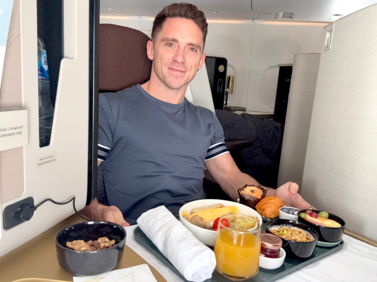 Daniel enjoying Etihad business class breakfast on an Airbus A321LR Daniel enjoying Etihad business class breakfast on an Airbus A321LR