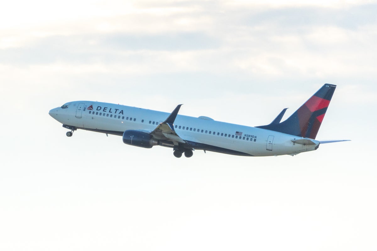 Delta 737 YYZ take off Delta 737 YYZ take off