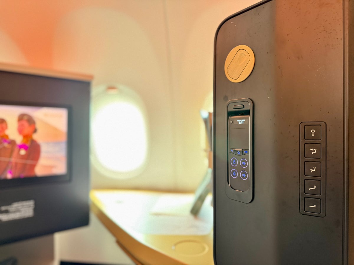 Etihad Airbus A321LR business class seat controls Etihad Airbus A321LR business class seat controls