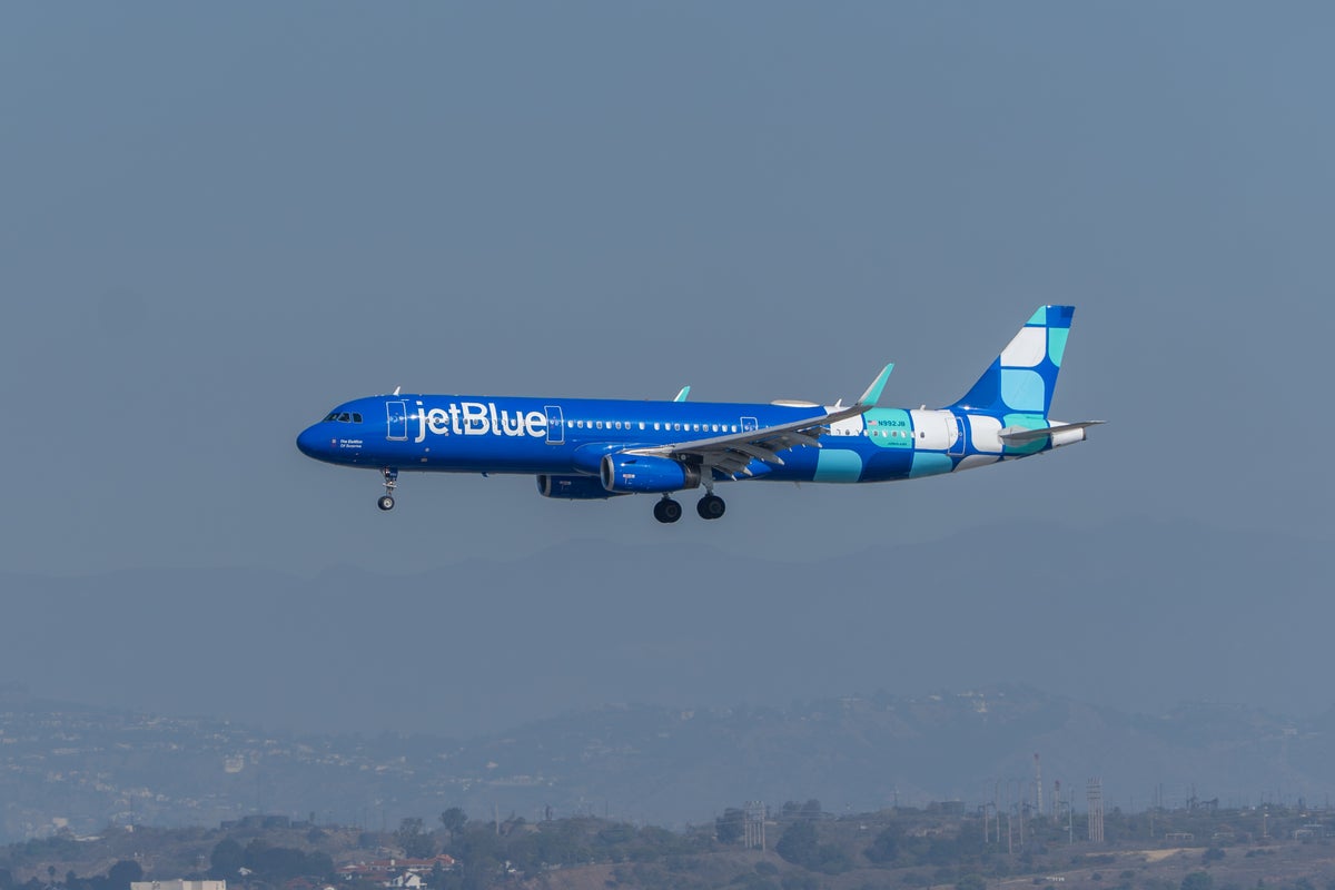 JetBlue A321 landing at LAX