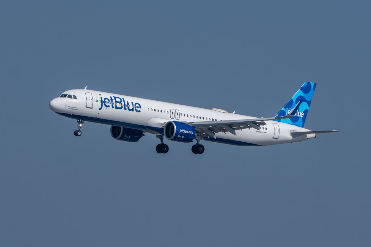 JetBlue A321neo take off