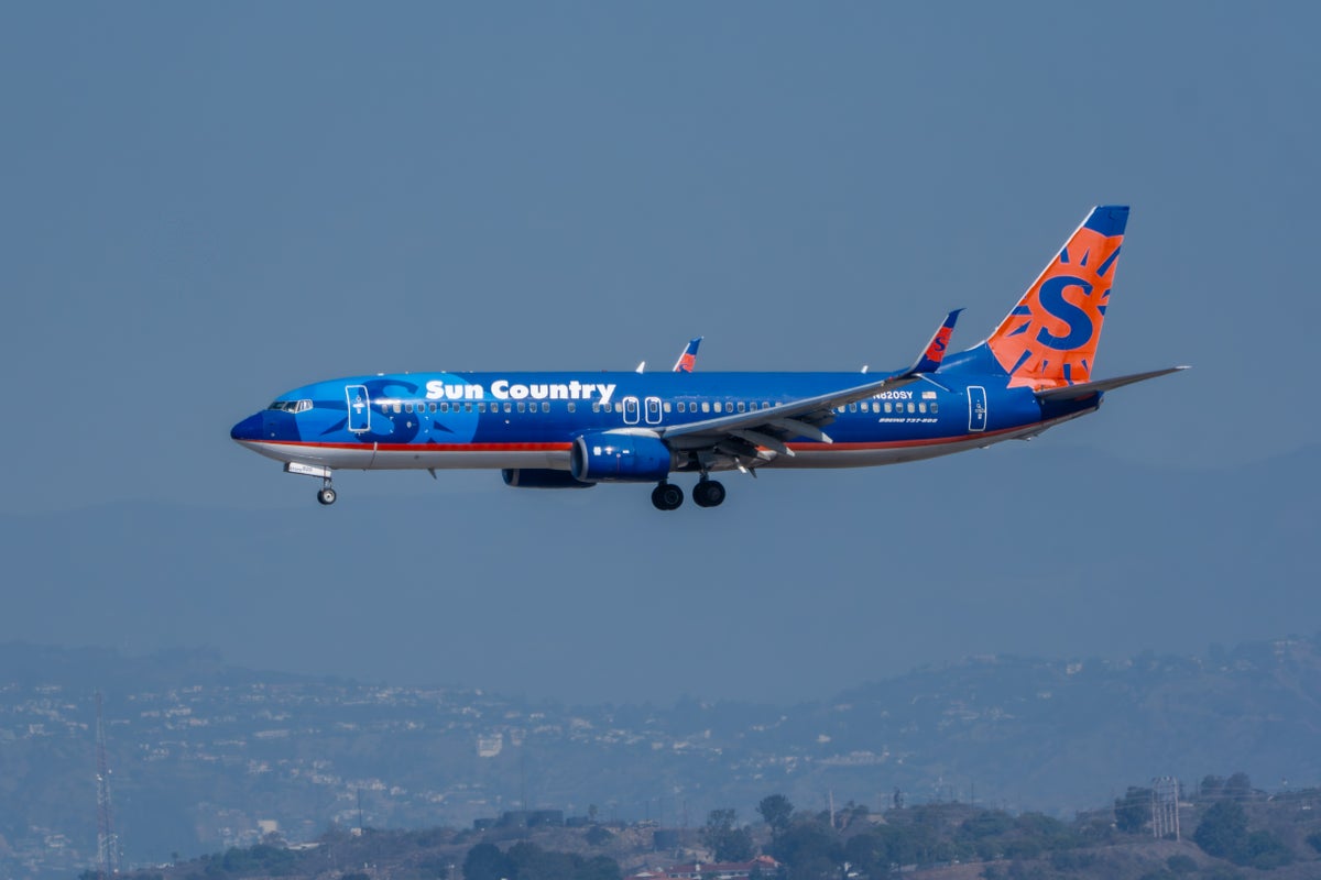 Sun Country 737 800 LAX landing