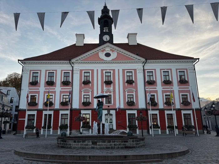Tartu city government kissing students statue