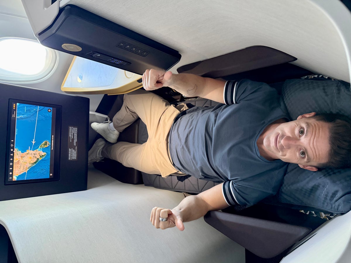 Thumbs up for the lie flat seat in business class on Etihads Airbus A321LR Thumbs up for the lie flat seat in business class on Etihads Airbus A321LR