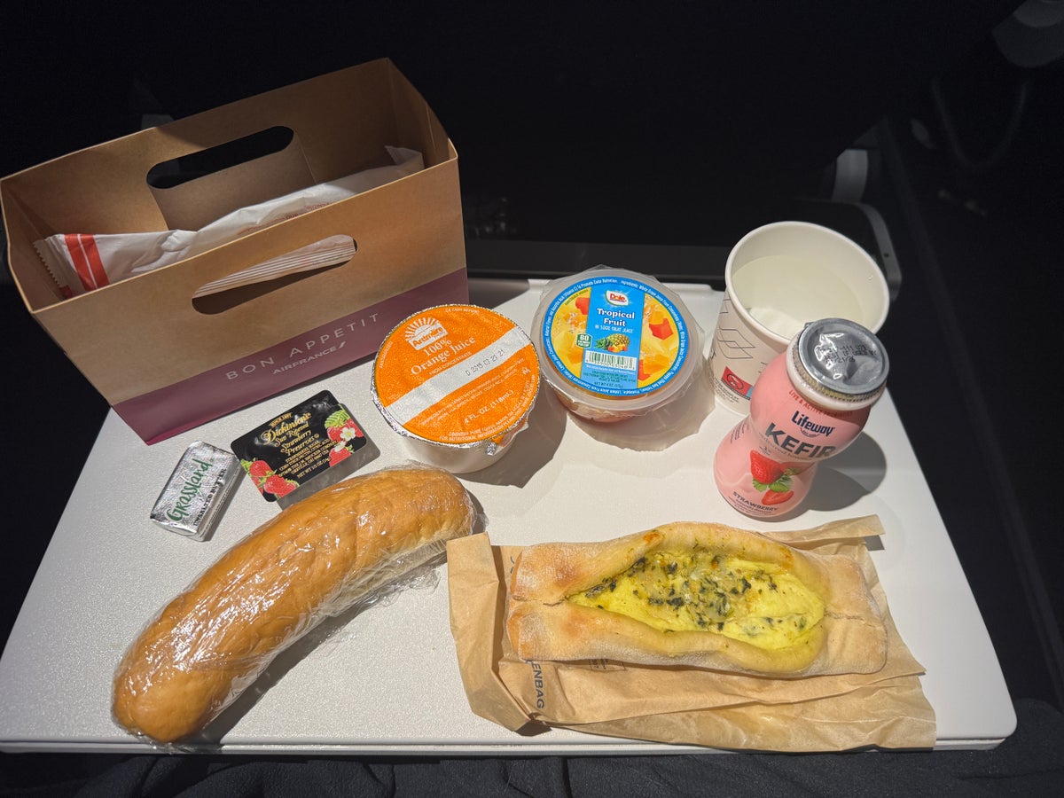 Air France A350 900 IAH CDG economy breakfast Air France A350 900 IAH CDG economy breakfast