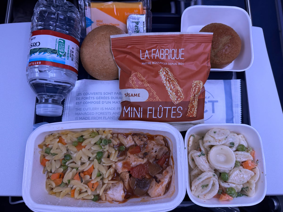 Air France A350 900 IAH CDG economy dinner on tray Air France A350 900 IAH CDG economy dinner on tray