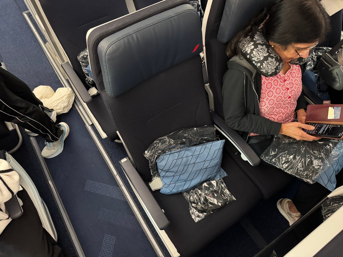 Air France A350 900 IAH CDG economy seat on arrival