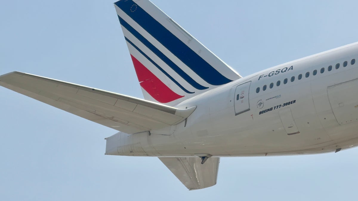 Air France Boeing 777 landing at Los Angeles LAX