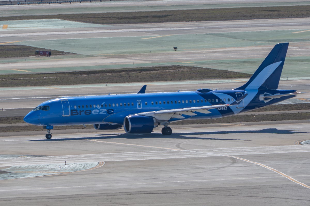 Breeze Airways LAX taxi Breeze Airways LAX taxi