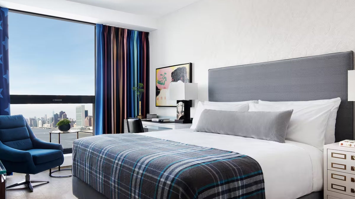 Graduate by Hilton New York guest room