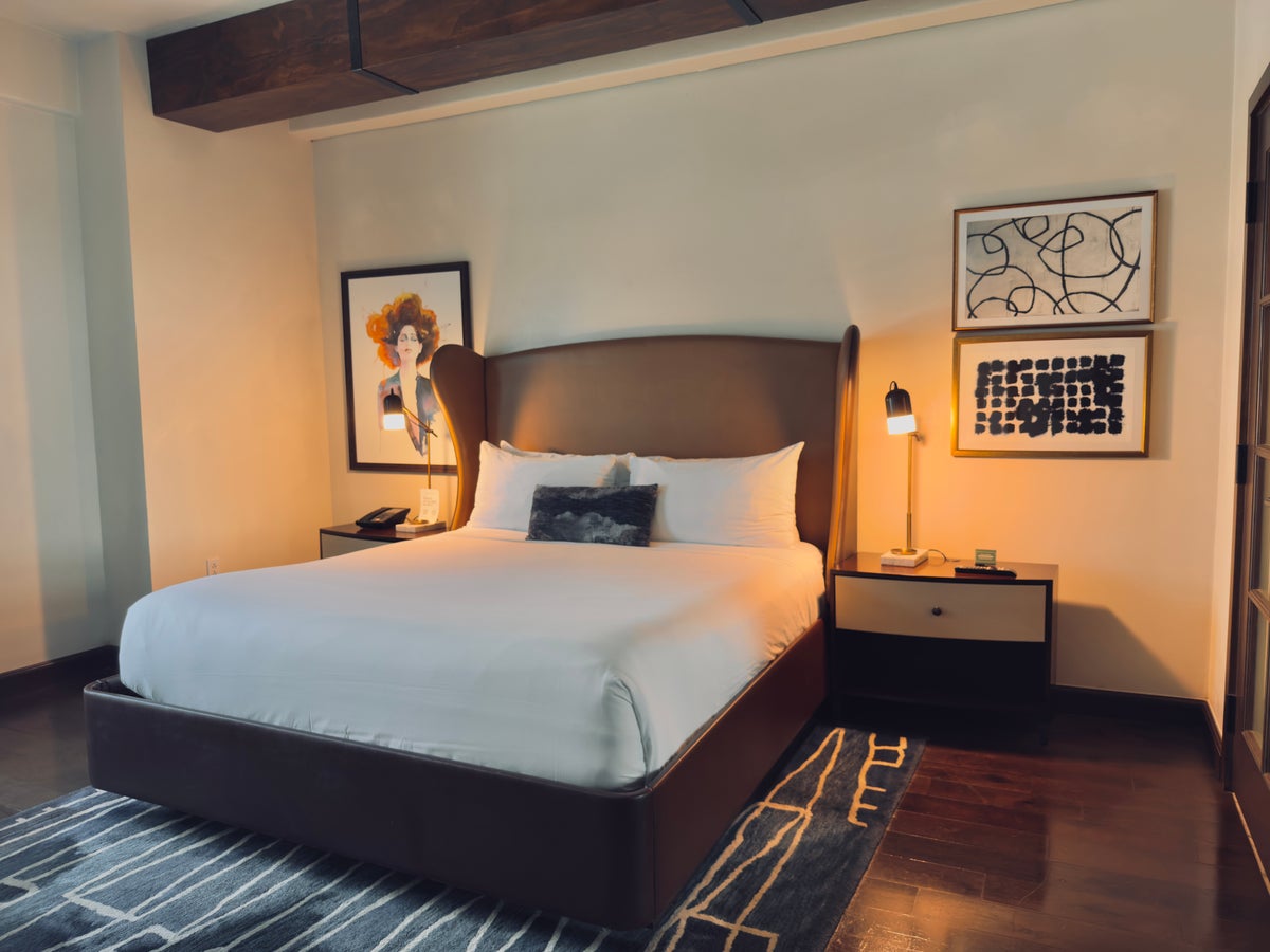 Hotel Figueroa room bed