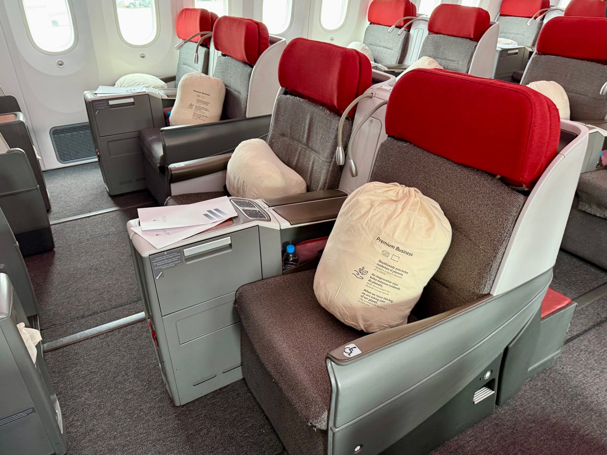 LATAM Dreamliner 2 2 2 business class cabin LATAM Dreamliner 2 2 2 business class cabin