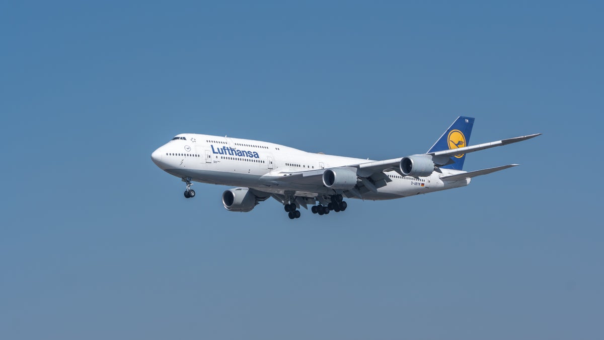 Lufthansa 747 landing LAX